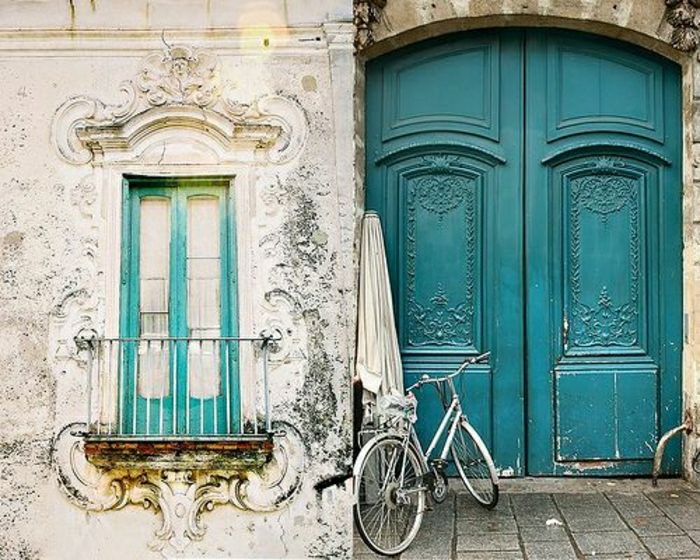 oud-huis-aan-turquoise-color-vintage stijl fiets Venster Balkon