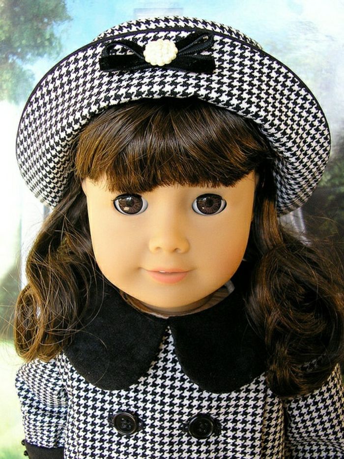 staré bábiky Little Girl hnedé vlasy šaty čiapky grafika vzory
