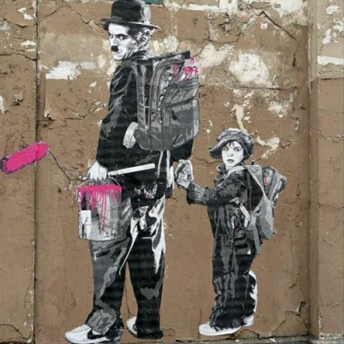 vecchio muro Graffiti Charlie Chaplin little-boy-zaini colorante secchio