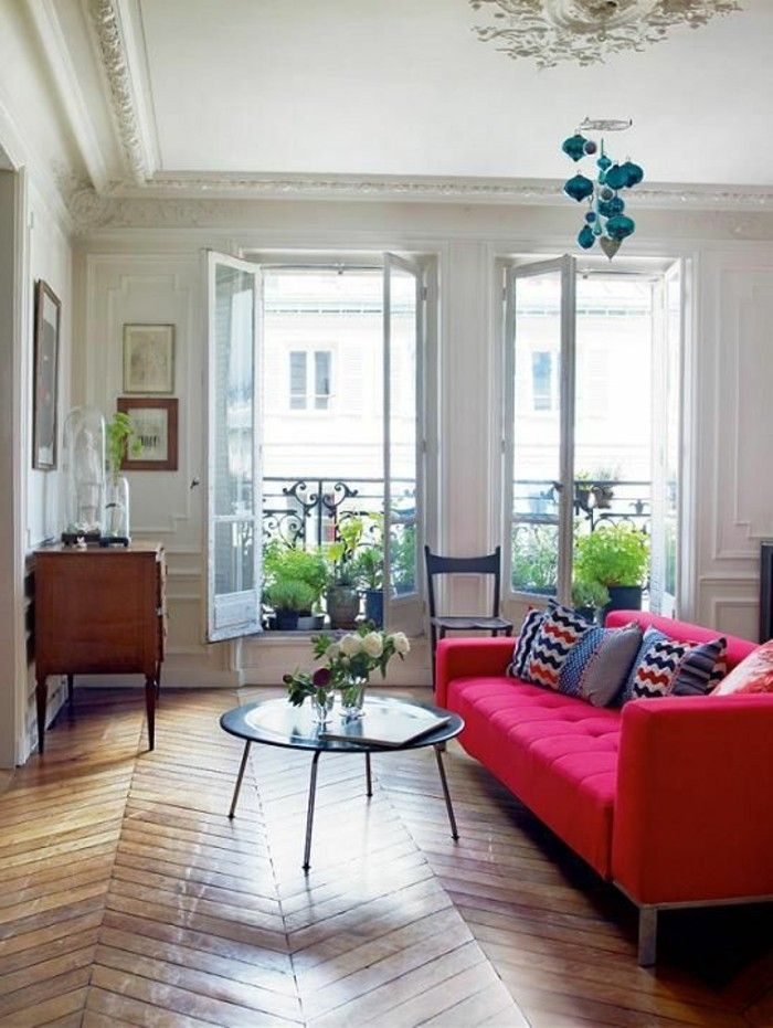 Eski apartman-in-Paris-modern-mobilya-kırmızı kanepede