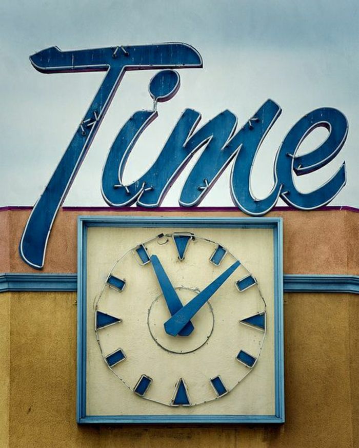 Eski duvar saatleri mavi duvar saati geçmişe ait eski