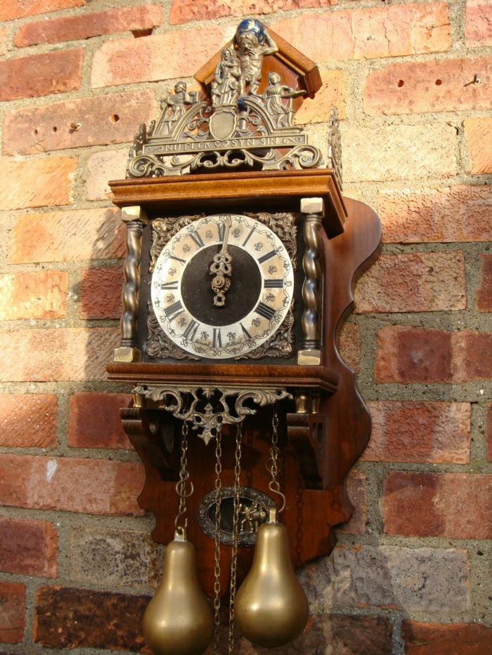 staré nástenné hodiny-holandský nástenné hodiny vinobranie tehlové múry