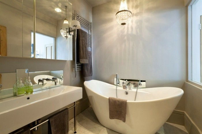 alternativ till plattor-i-en-designer-badrum-oval-badkar-ljuskrona-spegel-utan-ram