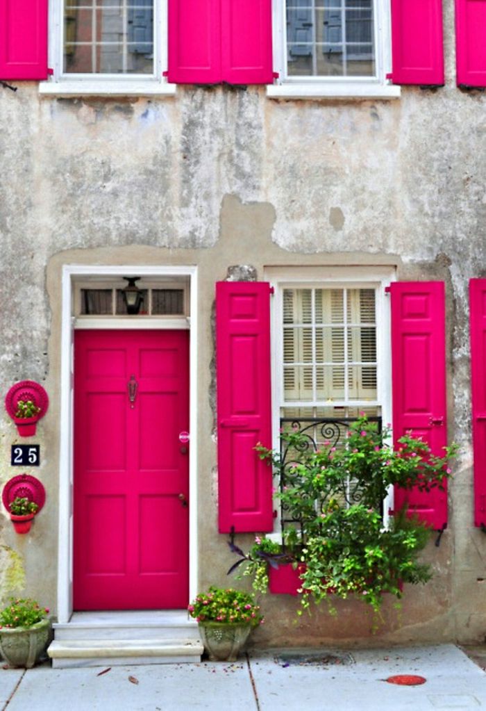 stary budynek-różowo-drzwiowe okiennice rocznika kwiatów