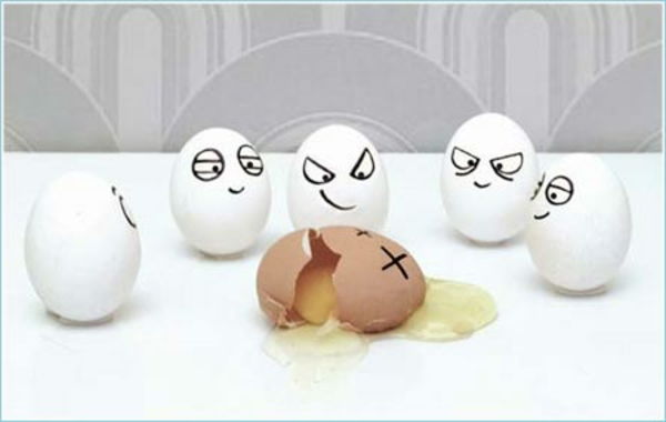 daug / juokingas dažyti kiaušiniai suskilusių kiaušinių