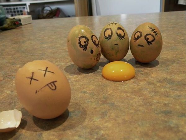 keturių juokingas dažytos-kiaušinio-ant-stalo