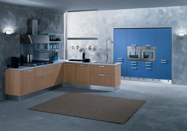 smėlio spalvos kilimas didelėje virtuvėje su mėlyna akcentu