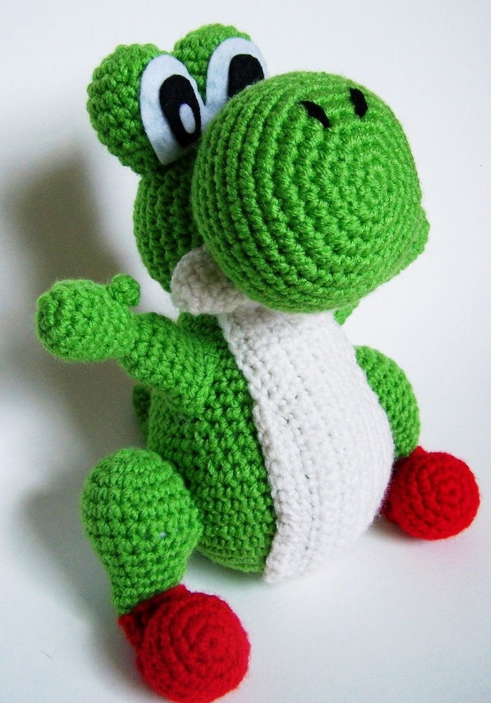 dragonul verde arata ca o broasca dintr-o serie pentru copii - crochet amigurumi