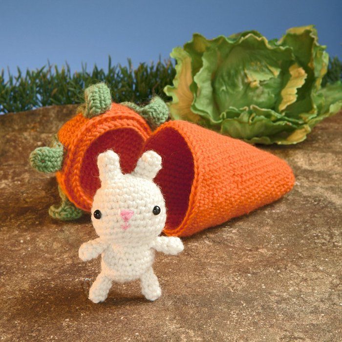 un morcov croșetat cu gaura în care iepurele poate trăi - crochet amigurumi