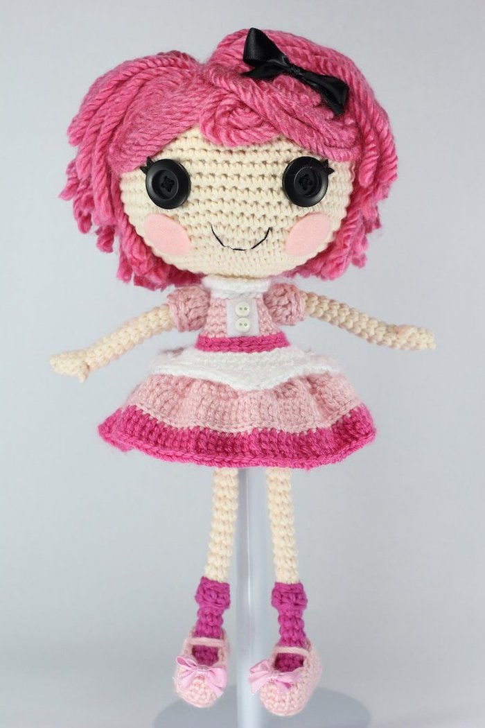 Crochet amigurumi - różowa lalka z czarnymi guzikami i różowymi policzkami