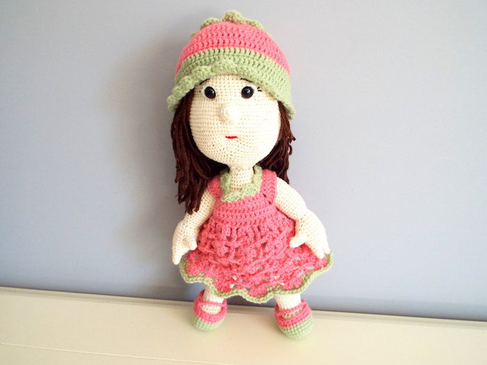 bábika s ružovými a zelenými šatami, malé čierne oči a hnedé vlasy - háčkovanie šťastia