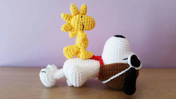 Snoopy psa z animácie série detí a háčkovanie jeho priateľ šťastie šarm
