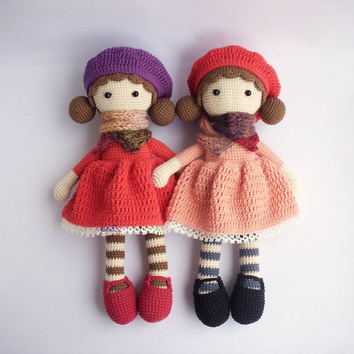 Dve bábiky s dvoma rôznymi šatami a zodpovedajúcimi topánkami - háčkovanie šťastia šťastie
