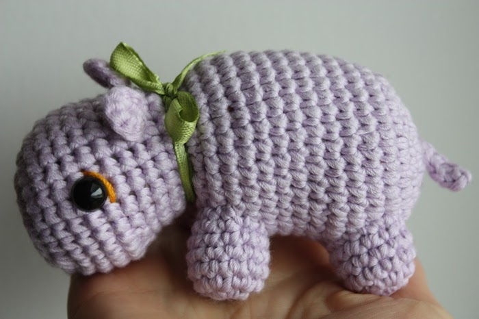 mały purpurowy hipopotam ze smutnymi czarnymi oczami, bardzo urocza zabawka