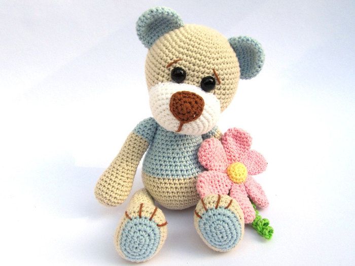 un adorabil teddy în mai multe culori, ursul are floare roz în mână - amigurumi pentru începători