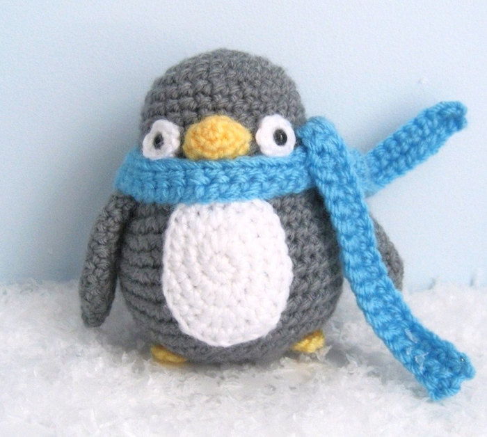Penguin crochete o pasăre gri, cu eșarfă albastră și burtă albă foarte drăguț
