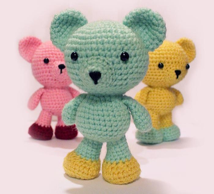 tri medvede v rôznych kombináciách - žltá a zelená, zelená a žltá, ružová a červená - pokyny Amigurumi