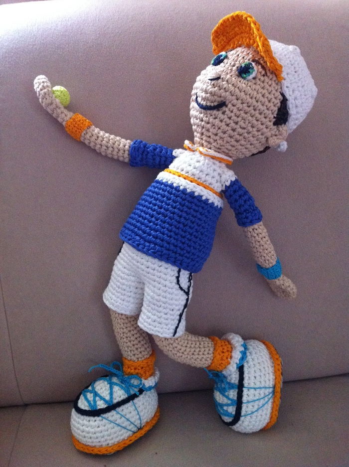 un jucator de tenis cu echipament sportiv complet si o minge in mana - ghid Amigurumi