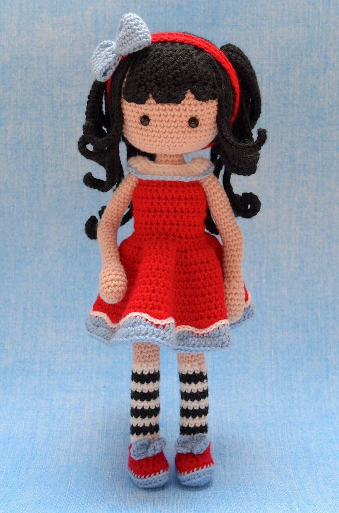 śliczna lalka z czerwoną sukienką, czarne włosy i śliczne buty - instrukcje Amigurumi