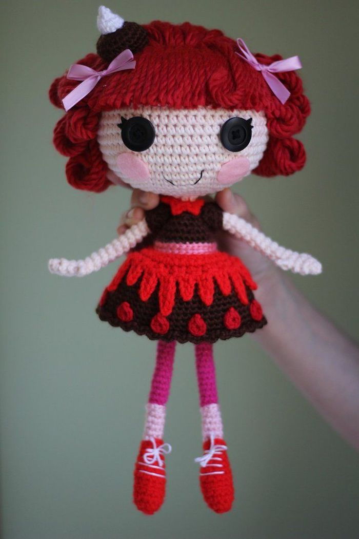 păr roșu, rochie neagră cu ornament roșu, corp alb - Amigurumi Häckelanleitung