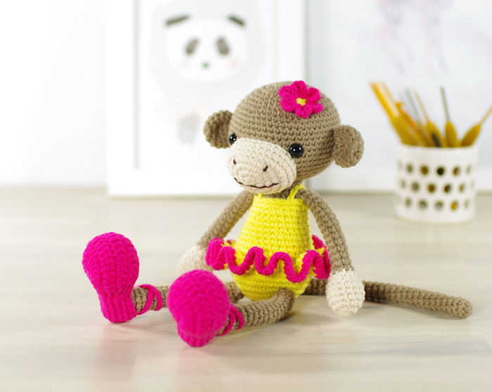 o fata de maimuta cu haine galbene cu accent roz si flori pe cap - model Amigurumi crochet