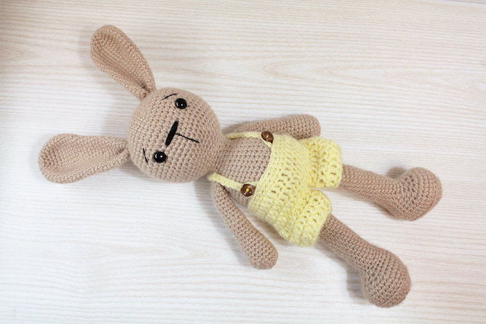 Hnedý králik so žltými nohavičkami s gombíkmi - Amigurumi háčkovaný vzor