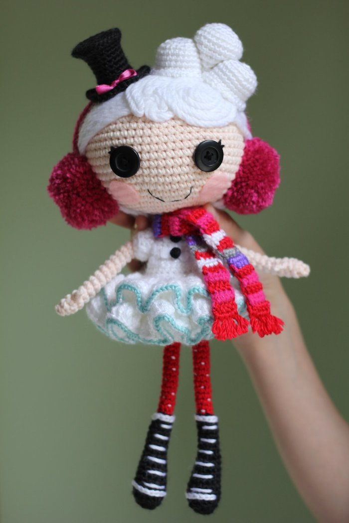 roztomilá bábika v bielych šatách a farebný šál - Amigurumi háčkovaný vzor