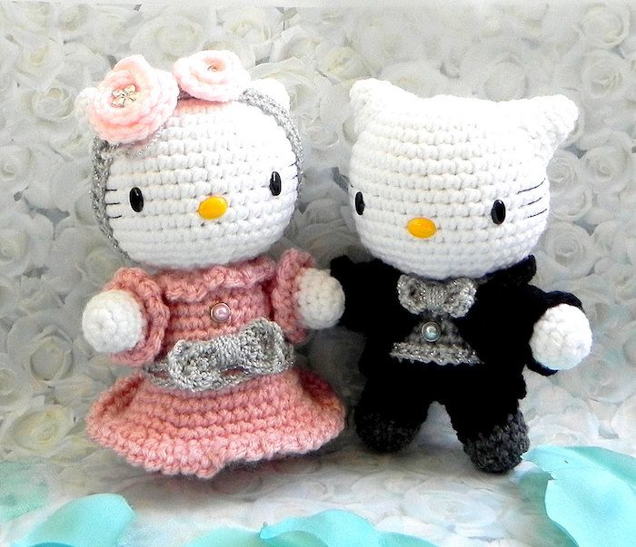 Hello Kitty ako svadobný pár v ružovom a čiernom oblečení - Amigurumi háčkovaný vzor