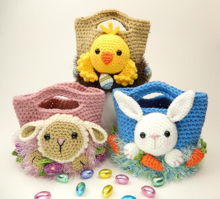 trzy torby w różnych kolorach i różne figurki jako ozdoba - Amigurumi dla początkujących