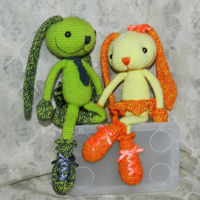 zielone i pomarańczowe króliki siedzące na pudełku - Amigurumi dla początkujących