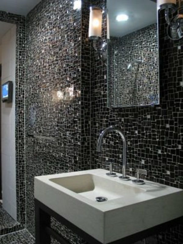 vonios kambarys su mozaikinėmis plytelėmis juodos spalvos