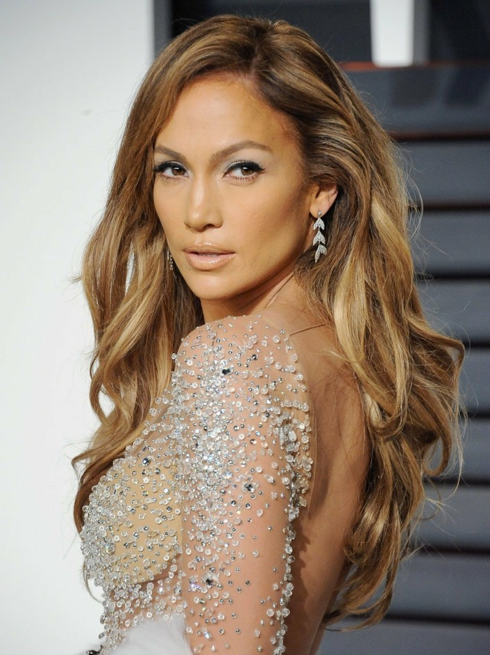 ombre blond obľúbený účes Jennifer Lopez krásne spevácke šaty