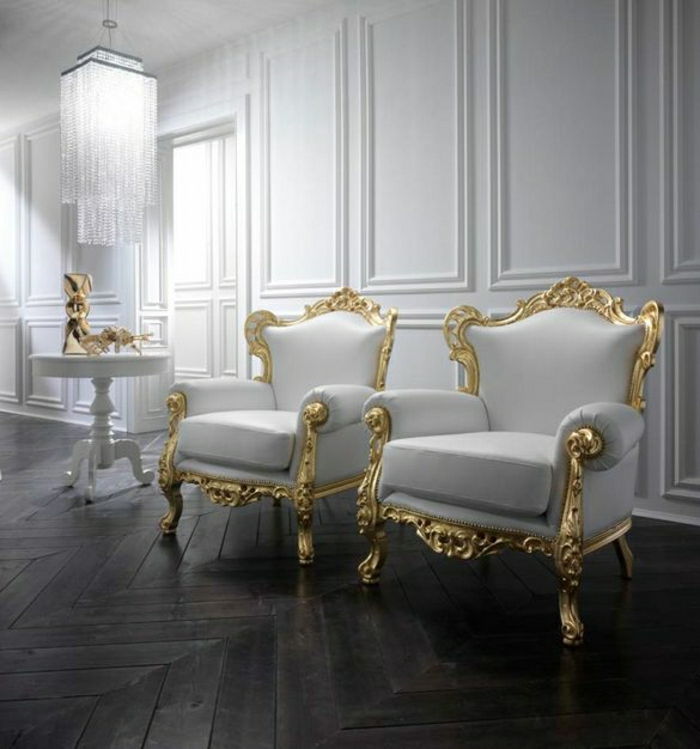Antikvariniai baldai ir balta baroko fotelis ir aukso rėmai ir balta-sienos-kristalas sietynas