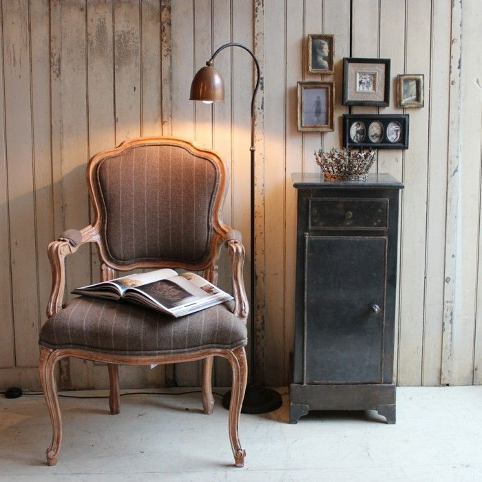 starinsko-pohištvo-privlačen model-stol-stehlampe-Naslednja