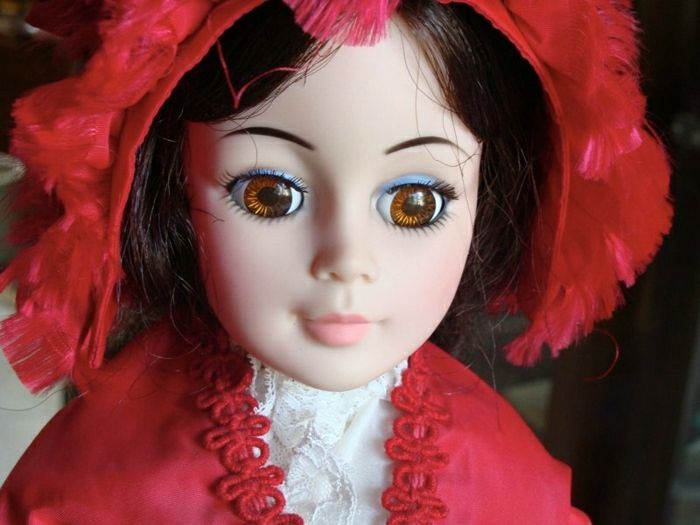 starovekých vinobranie-old Doll tmavo červené vlasy košele bielo-tip