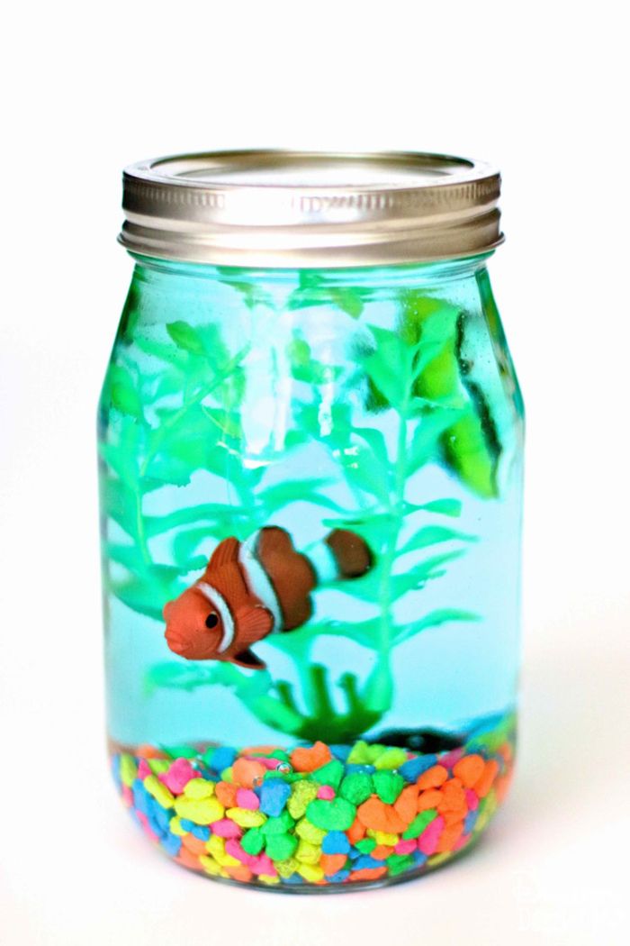 Gjør akvariet selv, DIY ideer for barn og voksne, fisk og sjøstang laget av plast, fargerike dekorative steiner