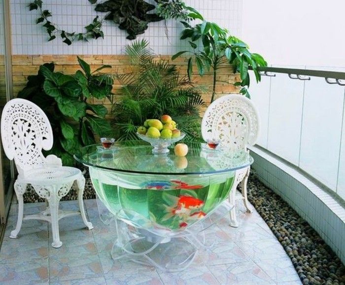 akvarijné rybičky stolný-balkón-terasa, mozaikové dlažby-ovocie-starožitné stoličky rastlina