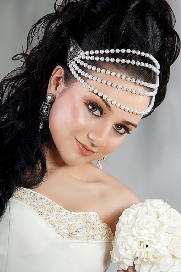 penteados de noiva árabe - belas pérolas como decoração
