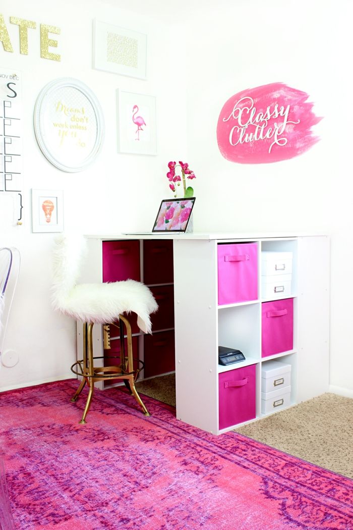 Studiu în roz și alb, scaun acoperit cu blană, multe sertare, laptop și orhidee pe birou