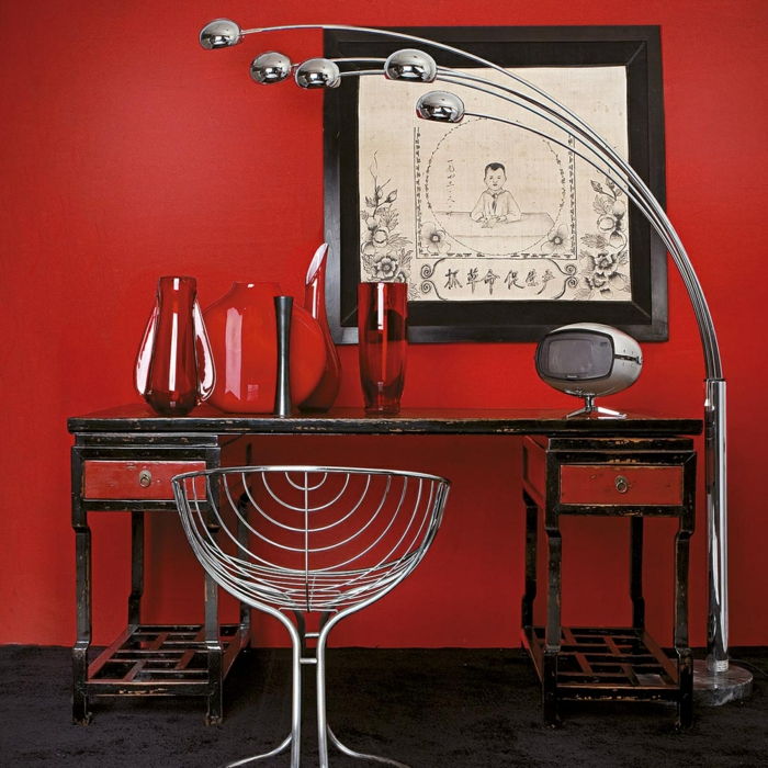 Studiați cu mobilier de epocă, pereți roșii strălucitori, lemn cu semne de vârstă, lampă de argint și scaun, porțelan roșu
