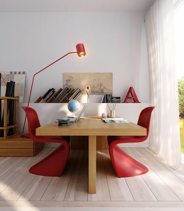 Kırmızı sandalye ve çalışmada vurgu olarak lamba