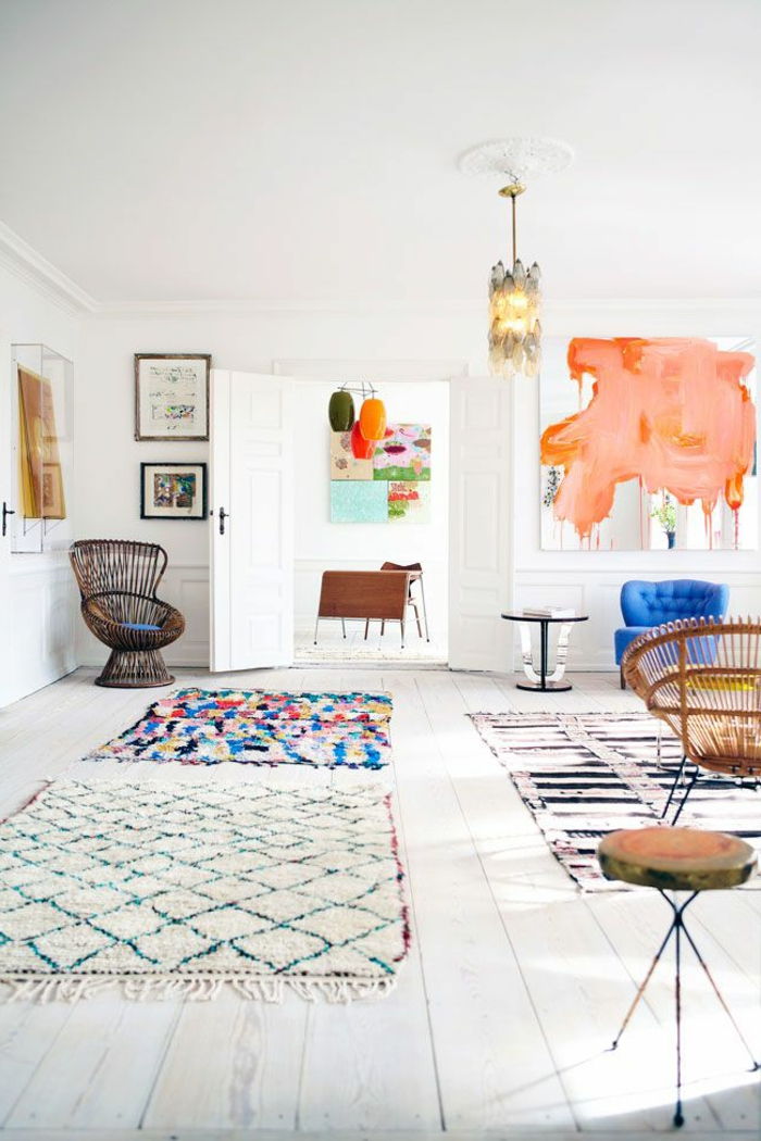 konstnärliga lägenhet-vit-väggar färgstarka dekoration Färgglada fluffiga mattor