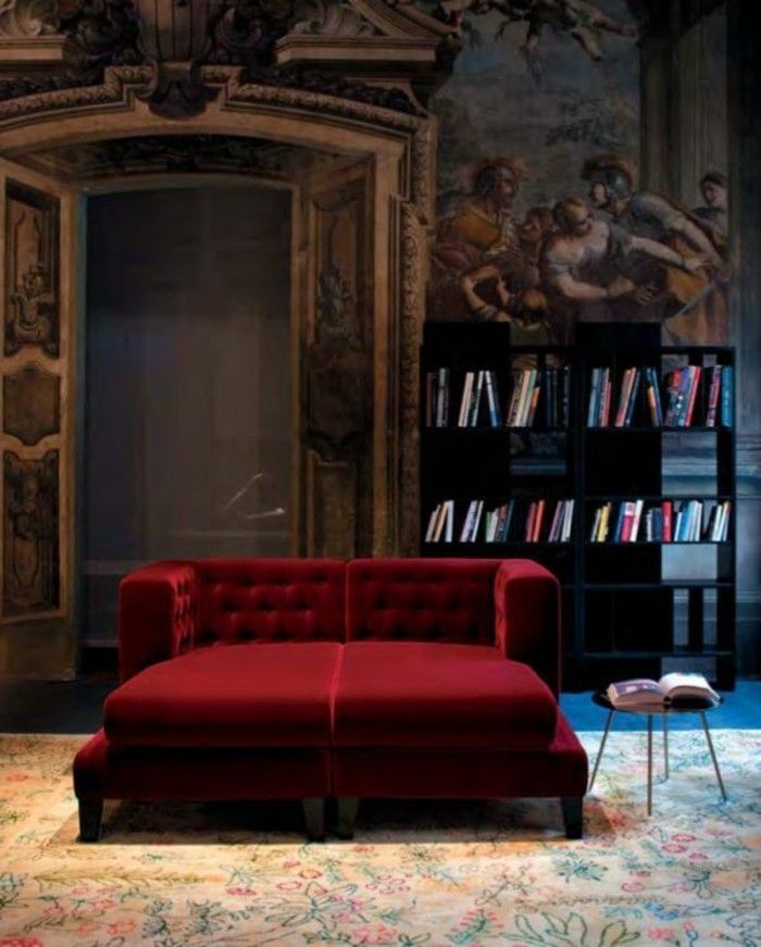 aristokatische leilighet bokhyller-vegg design-med-historiske motiver Red Couch av fløyel
