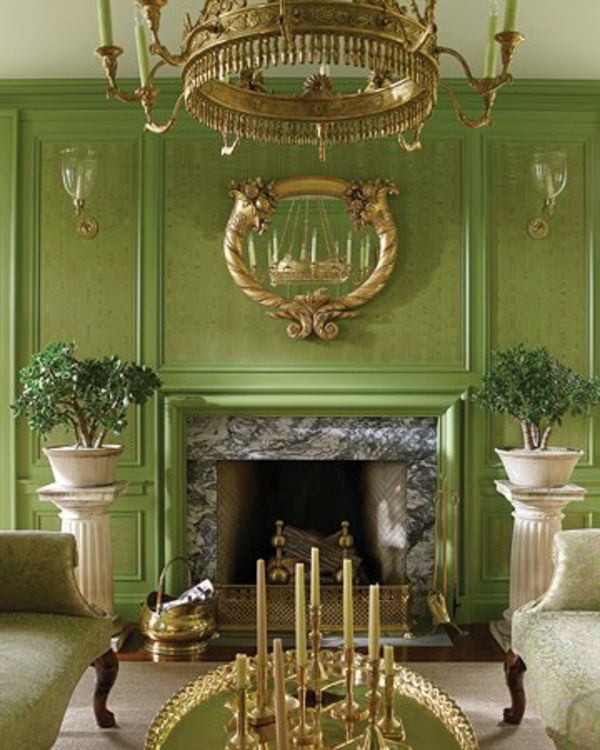 arystokratyczny efekt-salon-ściana-kolor-oliwkowo-zielony-elegancki żyrandol