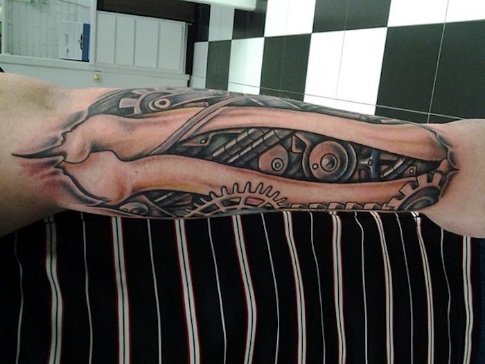 arm tattoo man, tattoo met botten en machine-onderdelen