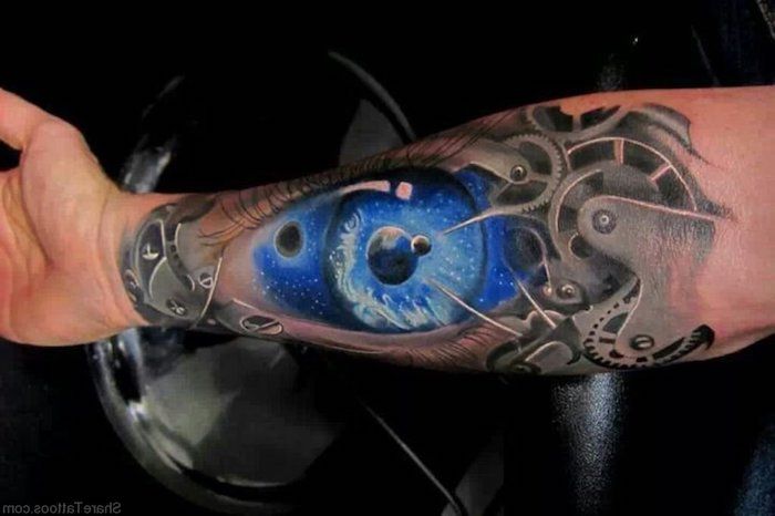 arm tattoo man, 3d tattoo met planeet en machine-onderdelen