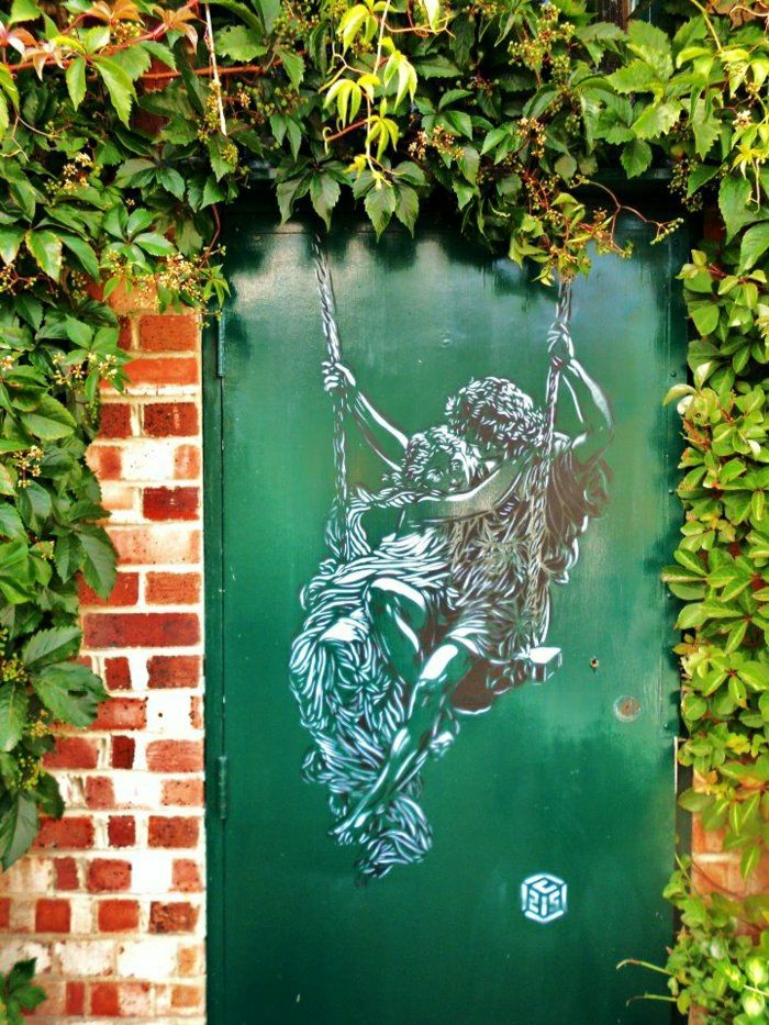 foto arte graffiti amanti porta verde muro di mattoni verde
