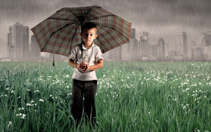 arta-foto-boy-in-iarbă-cu-carouri-copil-umbrelă umbrelă