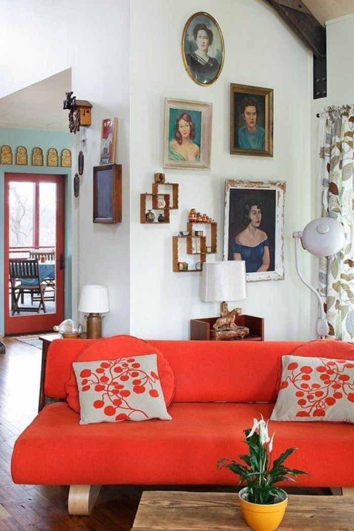 kunstneriske leilighet portretter-en-der-vegg liten rød-sengs-med-moderne designer