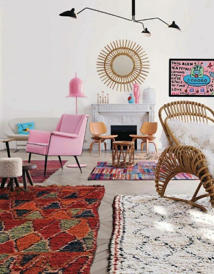 kunstnerisk stue utforming-rosa stol efektvolle dekorasjon Peis-mange fargerike tepper